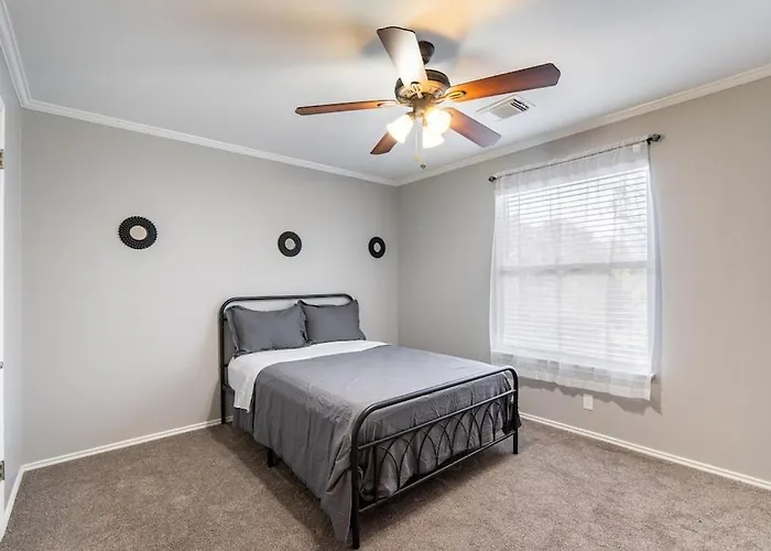Spacious Beautiful Near Kalahari Holiday home Round Rock